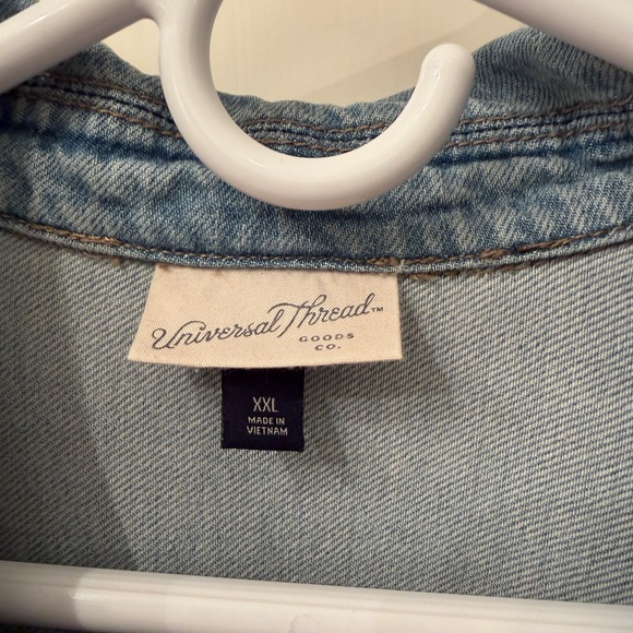 NWOT Universal Thread Light Wash Short Sleeve Denim Button-Up Shirt - Picture 3 of 4